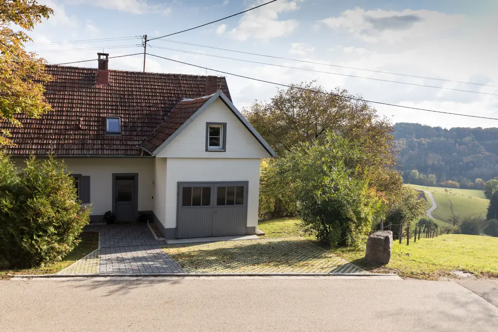 Außenansicht mit Einfamilienhaus — Ferienhaus WÄLDER:Quartier Bierbronnen, Haus Fuchs, Schwarzwald